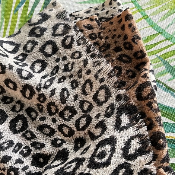 Bindya Leopard Scarf 100% Wool - Picture 4 of 4